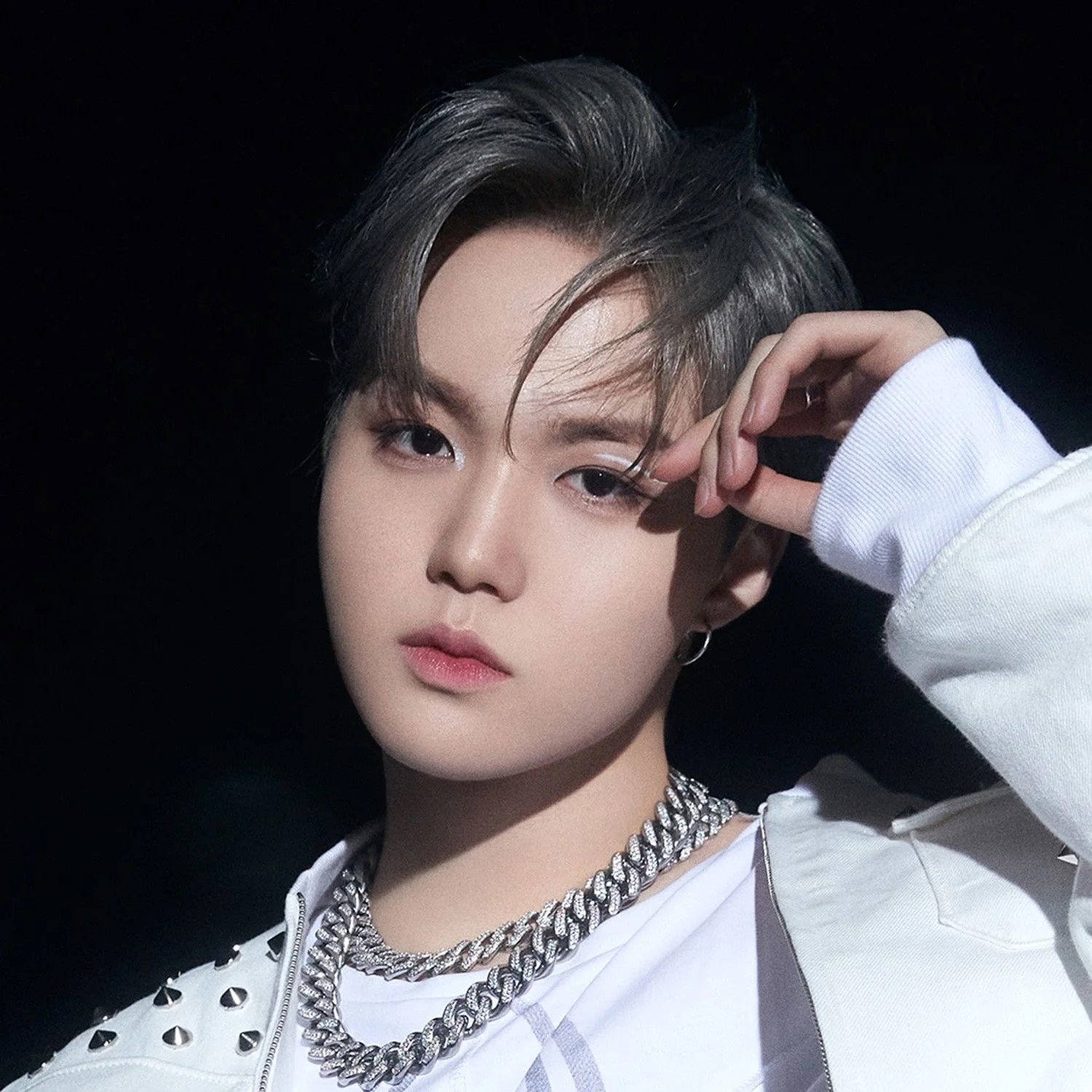 TREASURE DOYOUNG KING KONG.jpg