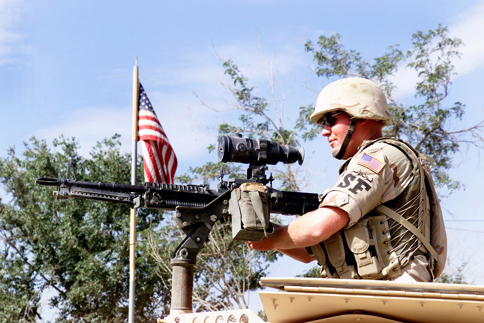 A USAF security police guards with M60 GPMG which attaches NVS-800 night sight.jpeg