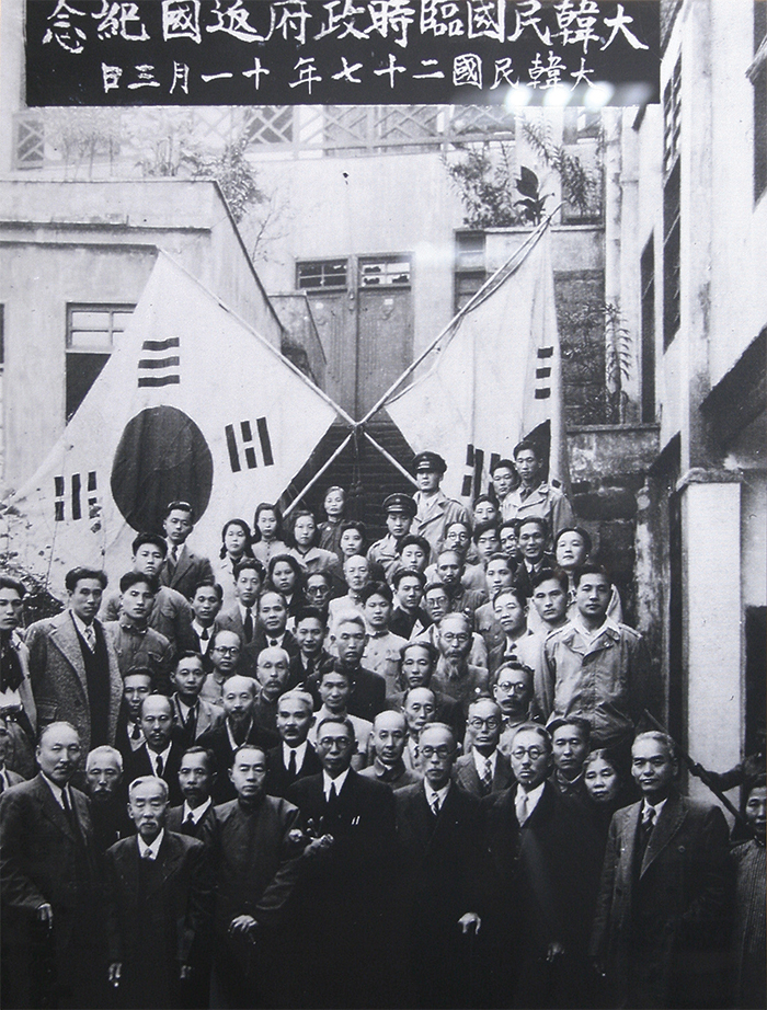 대한민국 임시정부 단체 사진.jpg