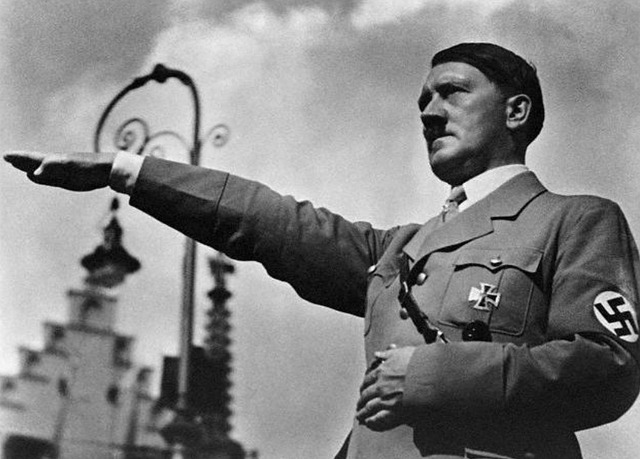 1934년 8월 파울 폰 힌덴부르크가 사망한 이후 아돌프 히틀러가 총통 및 총리(Führer und Reichskanzler) 줄여서 총통(Führer)의 직위에 오르다.