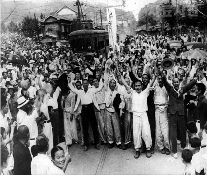 파일:1945년 8월 16일 마포형무소에서 석방된 항일운동가들의 만세시위.jpg