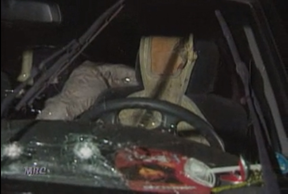 총격으로 파손된 피해 차량의 유리.