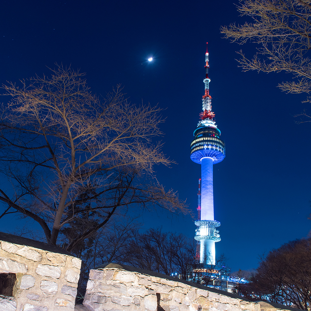 Seoul tower. Башня Намсан в Сеуле. Сеульская телебашня n Seoul Tower. Зимний Сеул башня Намсан. Башня Намсан ночью.