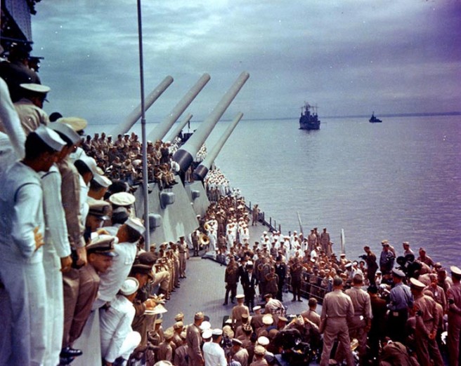 9월 2일 일본의 대표단이 미 해군소속 미주리함에 승선하여 항복문서에 서명하였다.