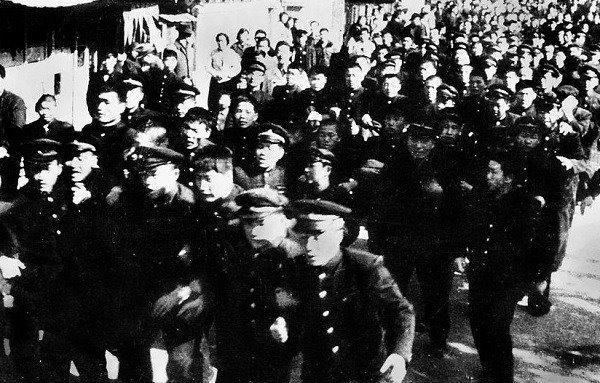 1929년 11월 광주시내에서 시위를 벌이는 학생들.jpg