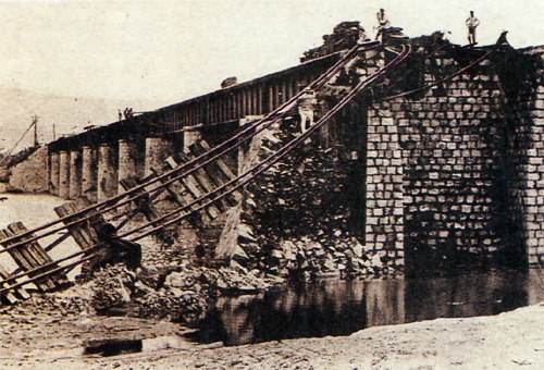 파일:Hangang railway bridge 1925 damaged.jpg