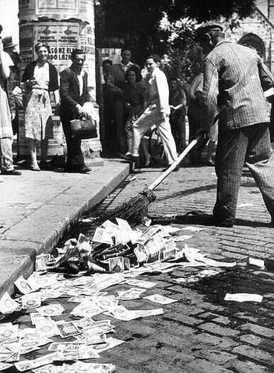 독소 전쟁의 영향으로 헝가리에서 기록적인 인플레이션이 일어났다. 1946년 7월이 되자 1미국 달러 당 46양 펭괴까지 환율이 치솟았으며, 결국 헝가리 정부는 같은 달 31일에 40양 펭괴 당 1포린트로 교환하는 화폐 개혁을 단행한다. 이후 펭괴는 시중에 풀린 지폐를 모두 합해도 당시 환율로 미국 돈 0.1센트에 불과한 휴지조각이 되었다.