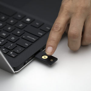 YubiKey-4-laptop-angle-finger-01-720x720.png