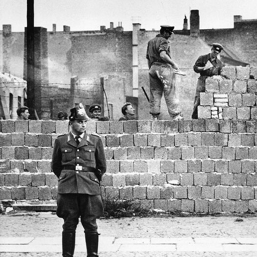 베를린 장벽을 만드는 동독 기술자와 경계를 지키고 있는 서독 국경경비대원