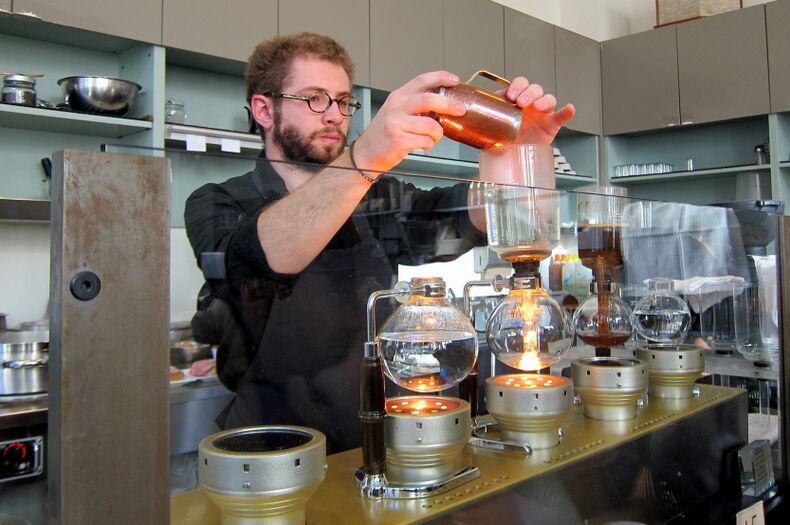 커피 만드는 곳이라기 보다는 과학 실험실 같다.