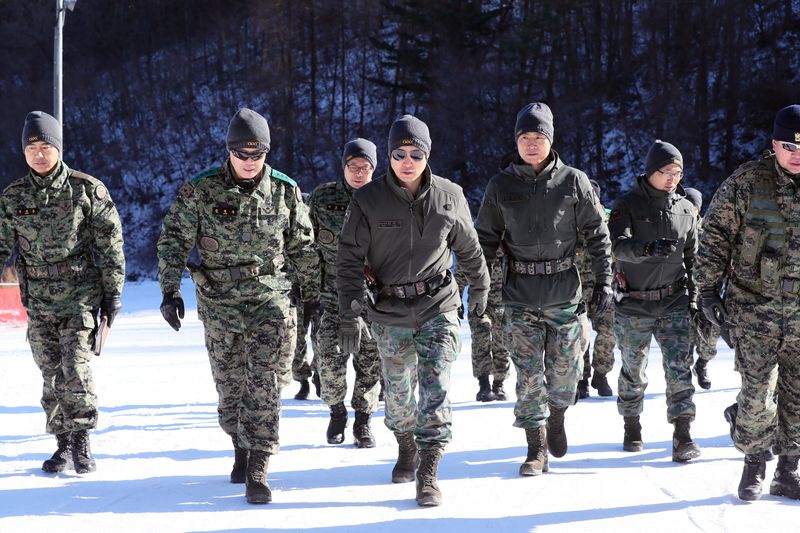 파일:The ROK Army general Kim Yong-Woo visits training area.jpg