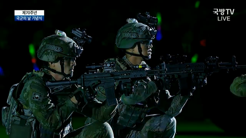 워리어 플랫폼을 착용하고 행사에 참여한 한국군 장병