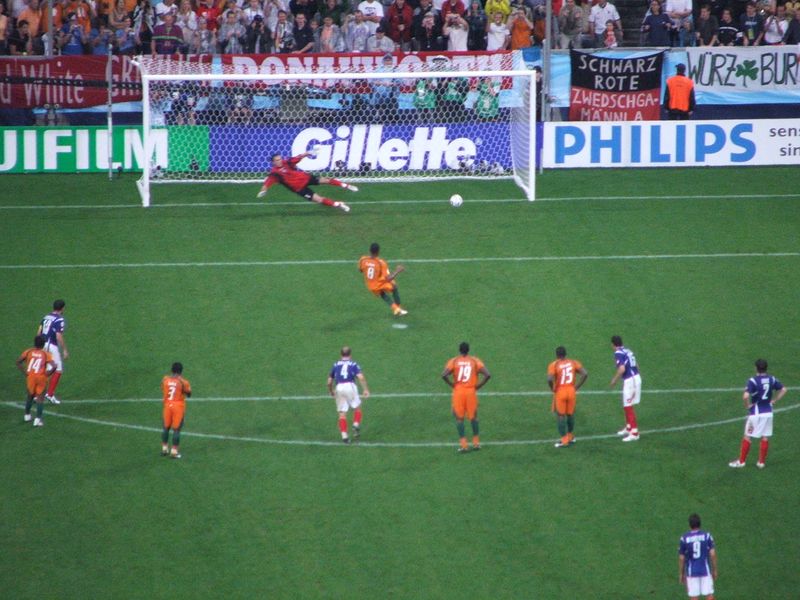 파일:Côte d'Ivoire - Serbie-et-Monténégro (coupe du monde 2006 - 86e minute - penalty de Kalou).jpg
