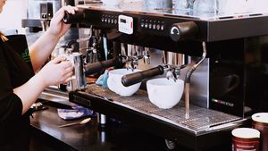 반자동 에스프레소 머신 Cafe-coffee-restaurant-beverage-drink-coffee-machine-coffee-maker-cups-mugs-974744.jpg