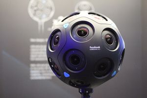 페이스북이 개발자를 대상으로 선보인 360도 카메라 서라운드 360 x24. 둥근 공 모양의 사방으로 카메라 렌즈가 장착되어 있다.