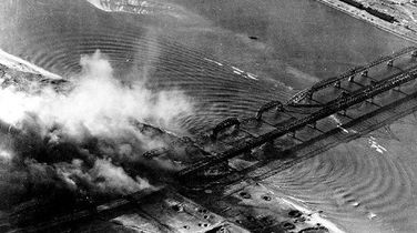 1950년 6월 28일 폭파되는 한강철교