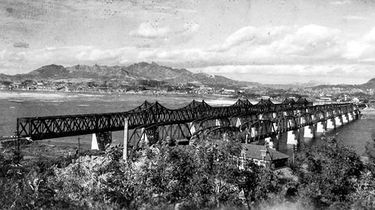 1945년의 한강철교, C선이 완공되어 3개의 철교로 구성되었다.