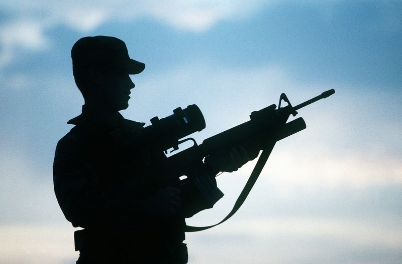 파일:A U.S Air Force security policeman guards with an M16 rifle with M203 grenade launcher and PVS-4 night sight.jpeg